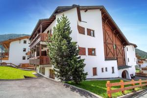 Apartment with Mountain View