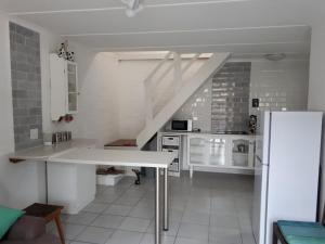 6 bedroom house and cottage