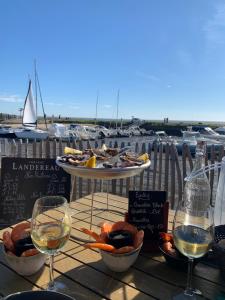 Maisons de vacances La Petite Suzette, a 2min a pied de la plage ! : photos des chambres