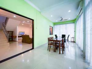 Tupai Mas Semi-D 4BR 2mins to LakeGarden & Zoo