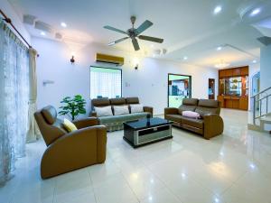 Tupai Mas Semi-D 4BR 2mins to LakeGarden & Zoo