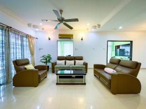Tupai Mas Semi-D 4BR 2mins to LakeGarden & Zoo