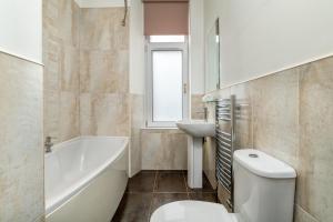 Spacious 5-Bedroom Townhouse in the West-End