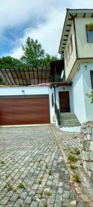 Athinas Villa Uphill