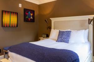 Queen Room 1 room in Logan Inn
