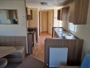 PG49 8 BERTH PET FRIENDLY CARAVAN GOLDEN PALM