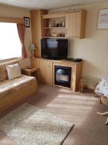 PG49 8 BERTH PET FRIENDLY CARAVAN GOLDEN PALM
