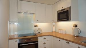 Wheat Cottage - 5* Cyfie Farm with private covered hot tub