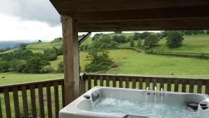Wheat Cottage - 5* Cyfie Farm with private covered hot tub - Llanfyllin