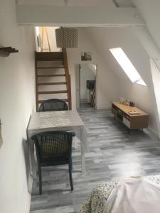 Appartements LA MANSARDE - AU COEUR DE LA VIEILLE VILLE : photos des chambres