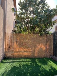 Rez de villa avec place de parking et vue mer.