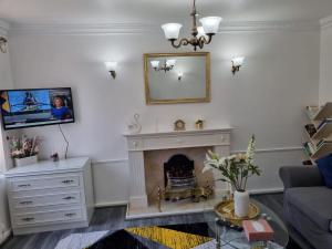 Centrally Located w Free Parking & Smart TV