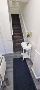 Centrally Located w Free Parking & Smart TV