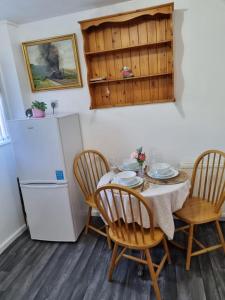 Centrally Located w Free Parking & Smart TV