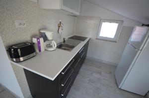 Apartments with parking space Vir - 18607