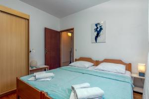 Apartments with parking space Fazana - 18639