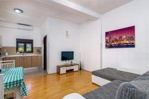 Apartments with parking space Fazana - 18639