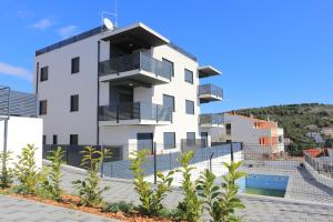Family-friendly apartments with swimming pool Mavarstica, Ciovo - 18642