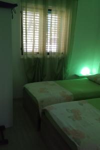 Apartments by the sea Necujam, Solta - 18664