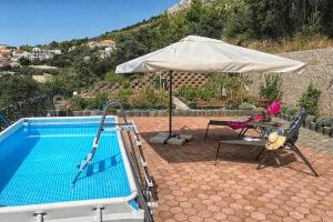 Family friendly apartments with a swimming pool Stanici Omis  18676