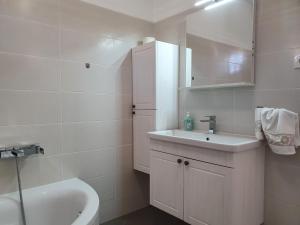 Apartments with parking space Palit, Rab - 18681