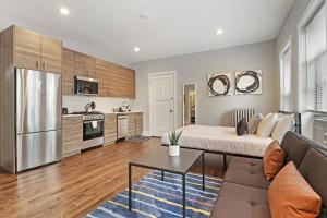 Modern Minimalist Studio Apt in Portage Park - Pensacola 3W