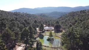 Chalet lujo en finca Zafiro lagunazo Riopar 5 o 3 dormitorios y 3 Baños Parque Natural del Rio Mundo - 4hvězdičkové hotely ve městě Riópar
