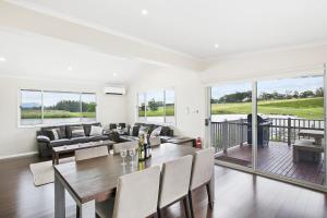 Romantic lakehousein a private vineyard in the Hunter Valley