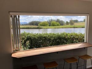 Romantic lakehousein a private vineyard in the Hunter Valley