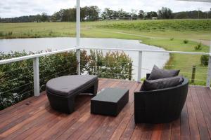 Romantic lakehousein a private vineyard in the Hunter Valley