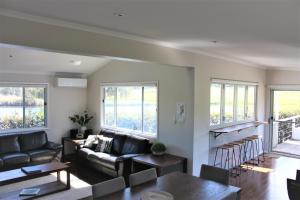 Romantic lakehousein a private vineyard in the Hunter Valley