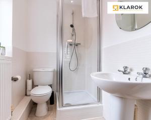 LONG STAYS 30pct OFF - Comfy 3 Bed House near City Centre - PS4 - PARKING By Klarok Short Lets & Serviced Accommodation