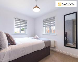 LONG STAYS 30pct OFF - Comfy 3 Bed House near City Centre - PS4 - PARKING By Klarok Short Lets & Serviced Accommodation