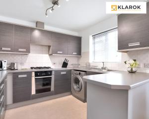 LONG STAYS 30pct OFF - Comfy 3 Bed House near City Centre - PS4 - PARKING By Klarok Short Lets & Serviced Accommodation