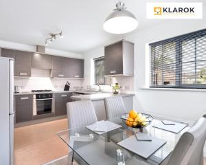 LONG STAYS 30pct OFF - Comfy 3 Bed House near City Centre - PS4 - PARKING By Klarok Short Lets & Serviced Accommodation