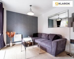 LONG STAYS 30pct OFF - Comfy 3 Bed House near City Centre - PS4 - PARKING By Klarok Short Lets & Serviced Accommodation