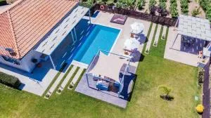 Madini Luxury villa with private heated pool - Sarakinádhon