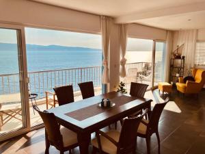 Blue Beach Villa with BBQ, Wifi and Stunning View