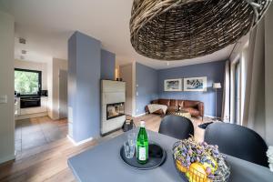 Wellness-Ferienhaus "Schlehe" mit Sauna, Kamin & Terrasse - ruhig am Ostseewald in Zingst