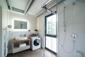 Wellness-Ferienhaus "Schlehe" mit Sauna, Kamin & Terrasse - ruhig am Ostseewald in Zingst