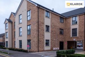 LONG STAYS 30pct OFF - Superb Central 2Bed Apt with Parking By Klarok Short Lets & Serviced Accommodation