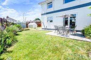 Beautiful 3 bedroom home, 10 minutes walk to Beach.