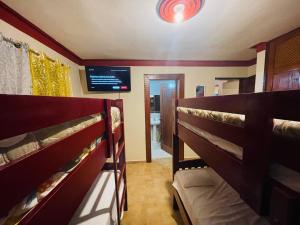 Lovely 2 Bedroom Condo With Pool And Hot Water