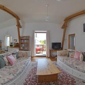 Maisons de vacances 4 bed barn sleeps 8 private pool Chattemoue Javron : photos des chambres