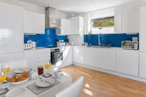 Stunning Coastal Apartment in Maidencombe with Sea Views & Garden