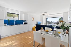 Stunning Coastal Apartment in Maidencombe with Sea Views & Garden