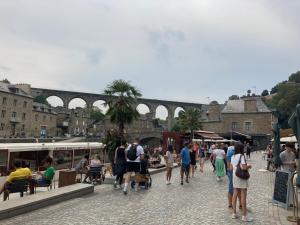 Appartements L'Aparthe Dinan - Vue sur la place du marche : photos des chambres