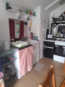 Janet Hale Studios, Garden Apartment