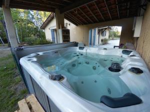 Maisons de vacances Gite a la campagne avec jacuzzi : photos des chambres