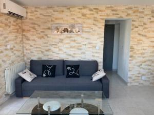 Rez de villa avec place de parking et vue mer.